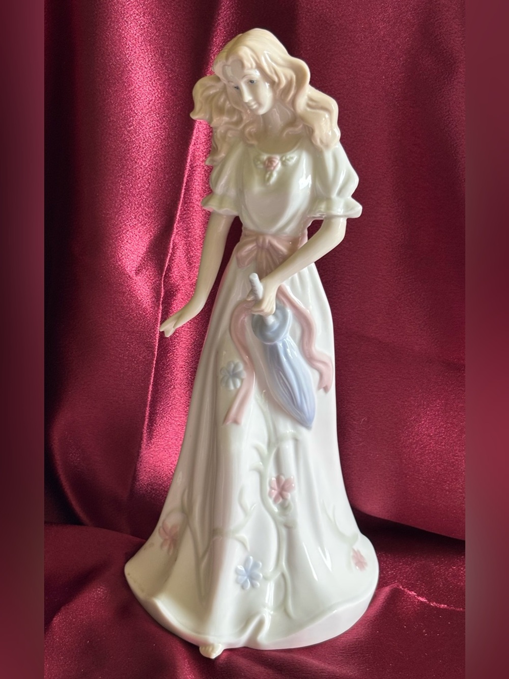 Beautiful Vintage 2002 "Secret
Treasures" Porcelain Lady Figurine